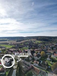 eine Luftansicht einer Stadt mit einem Schild, das den Fluss Uska liest in der Unterkunft RiverVista Apartments by mi_vida in Bad Waltersdorf