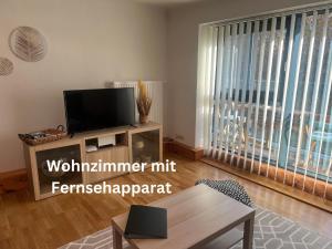 Televízia a/alebo spoločenská miestnosť v ubytovaní Wohnen beim Stadtpark