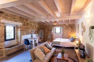 - un salon avec un lit et un canapé dans l'établissement Sandoñana Old Palace Lodge, à Villafufre