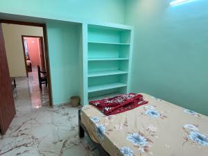 Postel nebo postele na pokoji v ubytování Sai Ayush Homestay