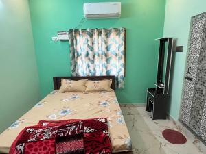 Postel nebo postele na pokoji v ubytování Sai Ayush Homestay