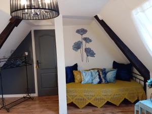 Un dormitorio con una cama con almohadas azules. en La Gerbaudiere Chambres&Table d hotes proche Mont Saint Michel CUISINE MAISON, en Notre-Dame-du-Touchet