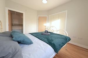 A bed or beds in a room at London Apartment Next To Station + Parking