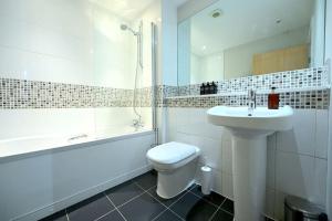 A bathroom at London Apartment Next To Station + Parking