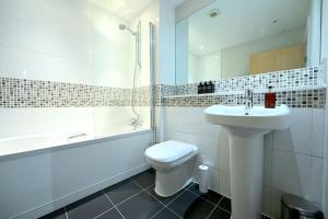 bagno bianco con lavandino e servizi igienici di London Apartment Next To Station + Parking a Beckenham