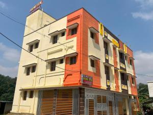 un grand bâtiment coloré dans l'établissement Sai Ayush Homestay, à Kumbakonam