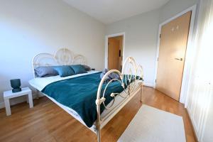 una camera con un letto e una coperta blu di London Apartment Next To Station + Parking a Beckenham