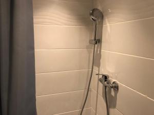 een douche met een glazen deur in de badkamer bij T2 ultracentre au calme Animaux acceptés in Arcachon