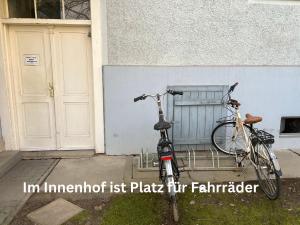 格拉茲的住宿－Wohnen beim Stadtpark，两辆自行车停在大楼旁边