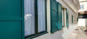een rij groene ramen aan de zijkant van een gebouw bij T2 ultracentre au calme Animaux acceptés in Arcachon