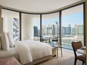 1 dormitorio con cama y vistas a la ciudad en The Lana - Dorchester Collection, en Dubái