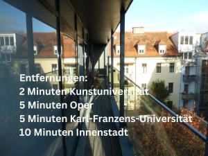 una ventana con vistas a un edificio en Wohnen beim Stadtpark en Graz