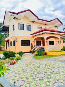 une maison avec une cour en face dans l'établissement Chateau La Princesa with cozy terrace, à Puerto Princesa