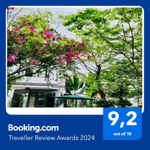 下龍灣的住宿－Haradise Suite Villa & Homestay Ha Long，一张树上花粉的图片