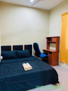 1 dormitorio con cama, escritorio y silla en ANJU HOMESTAY BEAUFORT en Beaufort