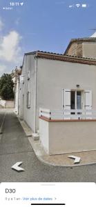 a building with a window on the side of a street at Gîte Cinqcy 1 in Sistels