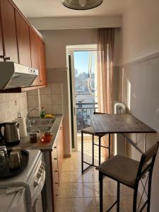 een keuken met een tafel en een aanrecht bij Rooftop Apartment in Larisa