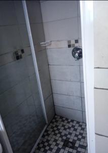 Ett badrum på Nasrec Guesthouse