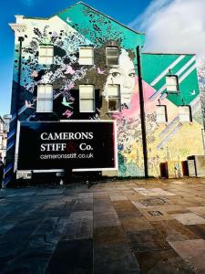 un edificio con un mural en el costado en *Super central 20min to Big Ben* en Londres