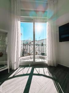 Habitación con ventana y vistas a la ciudad. en Casa Mar y Montaña, en Paterna de Rivera