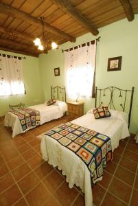 Horcajo de los MontesにあるCasa Rural El Olivar del Puerto en Cabañerosのベッドルーム1室(ベッド2台付)
