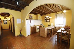 una cocina y comedor con un arco en una casa en Casa Rural El Olivar del Puerto en Cabañeros, en Horcajo de los Montes