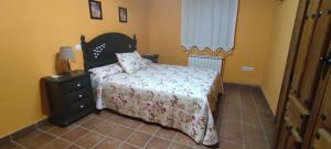 Horcajo de los MontesにあるCasa Rural El Olivar del Puerto en Cabañerosのベッドルーム1室(ベッド1台、ドレッサー、窓付)