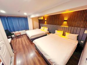 イスタンブールにあるNaila Hotelのホテルルーム ベッド2台(黄色い枕付)