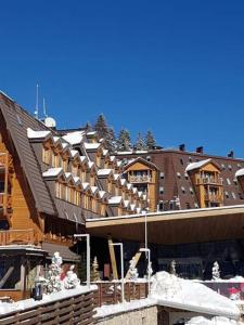 un grupo de edificios con nieve. en Apartman 151 U u Aparthotelu Vučko Jahorina - private host, en Jahorina 16 fotos más