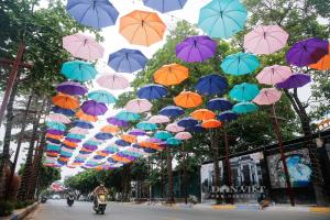 een stel paraplu's boven een straat bij Chill studio close Ho Tay ! (13-3.1) in Hanoi