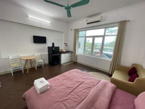 een slaapkamer met een bed, een tafel en een raam bij Chill studio close Ho Tay ! (13-3.1) in Hanoi