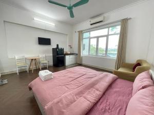 een slaapkamer met een groot roze bed en een raam bij Chill studio close Ho Tay ! (13-3.1) in Hanoi
