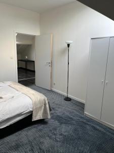 um quarto com uma cama e um quarto com um closet em argonne gare du midi 29 em Bruxelas