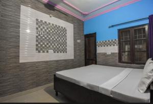 1 dormitorio con 1 cama grande en una habitación en Prince Guest House, en Panchkula