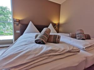 2 łóżka z poduszkami w sypialni w obiekcie Pension Asche w mieście Leese