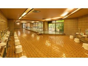 糸魚川市にあるHotel Kunitomi Annex - Vacation STAY 12078vの大きなバスルーム(洗面台、トイレ付)
