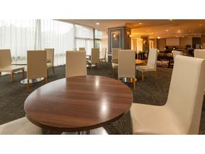 comedor con mesa de madera y sillas blancas en Hotel Kunitomi Annex - Vacation STAY 12076v, en Itoigawa