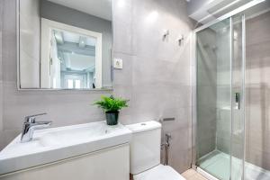 マラガにあるXPCE Merced Square - PICASSOのバスルーム(トイレ、洗面台、シャワー付)