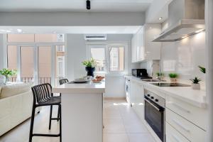 マラガにあるXPCE Merced Square - PICASSOの白いキッチン(カウンター、椅子付)