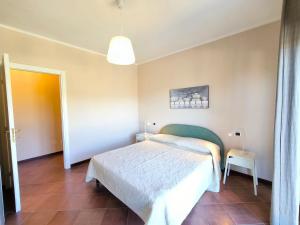 1 dormitorio con 1 cama en una habitación en Villa la Tranquilla, en Baveno