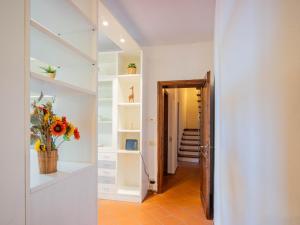 サン・ジミニャーノにあるSunflowers - Appartamento a San Gimignanoの白棚の廊下