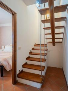 サン・ジミニャーノにあるSunflowers - Appartamento a San Gimignanoの階段を上がってベッドルーム(ベッド付)へアクセスできます。