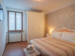 サン・ジミニャーノにあるSunflowers - Appartamento a San Gimignanoのベッドルーム(ベッド1台、窓付)