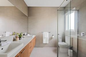 uma casa de banho com um chuveiro, um lavatório e um WC. em Thalassa at San Remo em San Remo