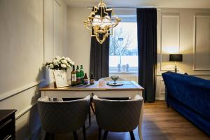 a dining room with a table and chairs and a chandelier at R B Apartment am Airport Hamburg - 1-4 Personen - Küche - Smart TV - Waschmaschine - perfekt für Geschäftsreisende oder Familien in Hamburg