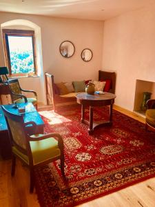 Posedenie v ubytovaní Casa Surgente