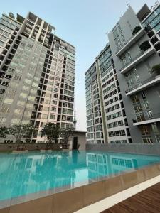 dos edificios altos con una piscina en el medio en Rent-Saleคอนโดสุขุมวิท 2ห้องนอน 2ห้องน้ำ ใกล้ BTS อุดมสุข, en Ban Khlong Samrong