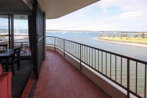 een balkon met uitzicht op het water bij Broadwater Shores Waterfront Apartments in Gold Coast