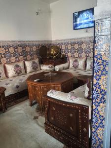 sala de estar con sofá y mesa en Marrakech plus, en Marrakech