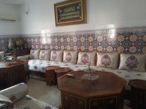Marrakech plus في مراكش: غرفة معيشة مع أريكة وطاولة